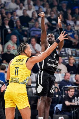 Germany easyCredit BBL, Season Opener: Veolia Towers Hamburg vs. EWE Baskets Oldenburg, Inselpark Arena, Hamburg; Osaro, Juergen Rich (Veolia Towers Hamburg, 3), Nicholas Tischler (EWE Baskets Oldenburg, 11) Copyright: xStefanxTrochax