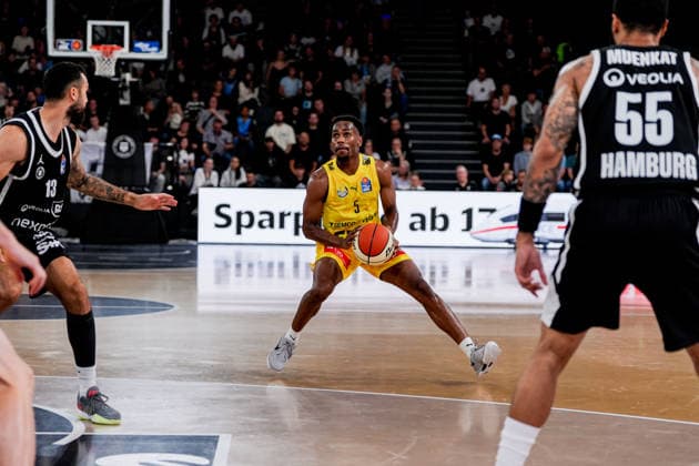 Germany easyCredit BBL, Season Opener: Veolia Towers Hamburg vs. EWE Baskets Oldenburg at Inselpark Arena in Hamburg; Jeremy Roach (EWE Baskets Oldenburg), 5; David Muenkat (Veolia Towers Hamburg), 55 Copyright: xStefanxTrochax