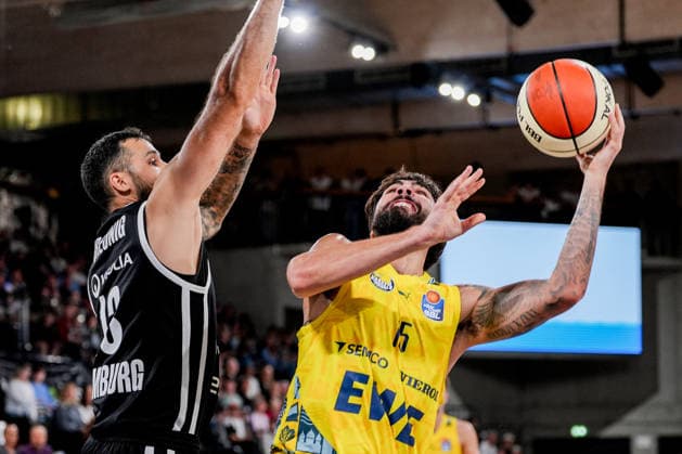 Germany s easyCredit BBL, Season Opener: Veolia Towers Hamburg vs. EWE Baskets Oldenburg at Inselpark Arena in Hamburg; Marcel Kessen (EWE Baskets Oldenburg), 15; Martin Breunig (Veolia Towers Hamburg), 13 Copyright: xStefanxTrochax