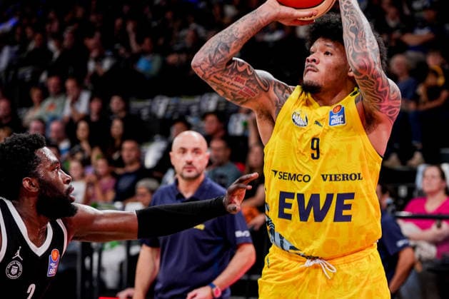 Germany easyCredit BBL, Season Opener: Veolia Towers Hamburg vs. EWE Baskets Oldenburg, Inselpark Arena, Hamburg; Tylan Pope (EWE Baskets Oldenburg), 9; Noah Thomasson (Veolia Towers Hamburg), 2 Copyright: xStefanxTrochax