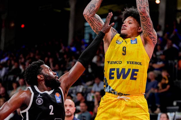 Germany easyCredit BBL, Season Opener: Veolia Towers Hamburg vs. EWE Baskets Oldenburg, Inselpark Arena, Hamburg; Tylan Pope (EWE Baskets Oldenburg), 9; Noah Thomasson (Veolia Towers Hamburg), 2 Copyright: xStefanxTrochax