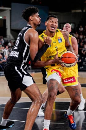 Germany easyCredit BBL, Season Opener: Veolia Towers Hamburg vs. EWE Baskets Oldenburg, Inselpark Arena, Hamburg; Demajeo Wiggins (EWE Baskets Oldenburg), 2; Nicolas Pavrette (Veolia Towers Hamburg), 22 Copyright: xStefanxTrochax
