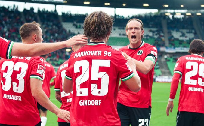 Deutschland: Fussball 2.Bundesliga 2026 2027, 4. Spieltag - Hannover 96 vs Karlsruher SC - Heinz von Heiden Arena Stadion (Hannover): Tor und Torjubel zum Lars Gindorf (Hannover 96, 25) Stefan Teitur ÃžorÃ°arson Stefan Teitur Thordarson (Hannover 96, 23) *** Germany Soccer 2. Bundesliga 2026–2027, Matchday 4: Hannover 96 vs. Karlsruher SC at Heinz von Heiden Arena Stadium in Hannover—Goal and goal celebration by Lars Gindorf (Hannover 96), 25 Stefan Teitur Ørðarson (Hannover 96), 23 Copyright: xAymanxAlahmedx