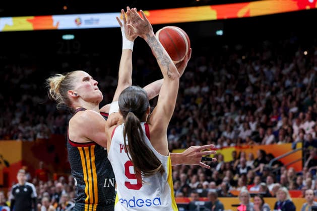 Leonie Fiebich (Germany) und Helena Pueyo (Spain) battle for the ball during the FIBA Women s Basketball World Cup Germany 2026 group match between Spain and Germany at Berlin Arena on September 4, 2026 in Berlin, Germany. (Photo by Marco Steinbrenner DeFodi Images) - *** Leonie Fiebich of Germany and Helena Pueyo of Spain battle for the ball during the FIBA Women s Basketball World Cup Germany 2026 group match between Spain and Germany at Berlin Arena on September 4, 2026, in Berlin, Germany. Photo by Marco Steinbrenner, DeFodi Images