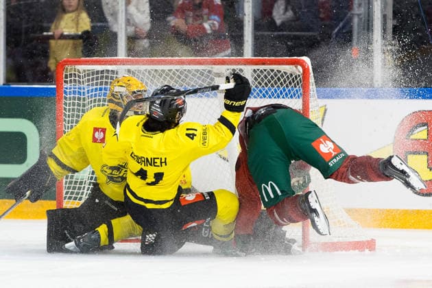 260904 Max Westergard of Frölunda scores the 1-1 goal behind goaltender Kari Piiroinen of SaiPa Lappeenranta during the CHL game between Frölunda and SaiPa Lappeenranta on September 4, 2026 in Göteborg. Photo: Michael Erichsen BILDBYRAN COP 89 MI1021 ishockey Ice hockey, Eishockey chl champions hockey league frölunda saipa lappeenranta bbeng *** September 4, 2009: Max Westergard of Frölunda scores the 1-1 goal past goaltender Kari Piiroinen of SaiPa Lappeenranta during the CHL game between Frölunda and SaiPa Lappeenranta on September 4, 2026 in Gothenburg. Photo by Michael Erichsen. BILDBYRAN COP 89 MI1021 ice hockey CHL Champions Hockey League Frölunda SaiPa Lappeenranta bbeng  Copyright: MICHAELxERICHSEN BB260904MI024