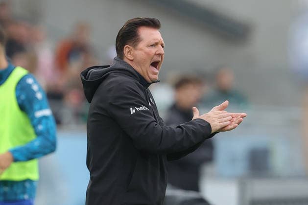 04.09.2026, xtgx, Fussball 2. Bundesliga, Hannover 96 - Karlsruher SC, v.l. Christian Titz (Hannover, Trainer) gibt Anweisungen, gestikuliert mit den Armen, gesticulate, gives instructions (DFL DFB REGULATIONS PROHIBIT ANY USE OF PHOTOGRAPHS as IMAGE SEQUENCES and or QUASI-VIDEO) Hannover *** September 4, 2026, xtgx, Soccer, 2. Bundesliga, Hannover 96 vs. Karlsruher SC, from left: Christian Titz (Hannover), coach giving instructions, gesturing with his arms, gesticulate, gives instructions. DFL and DFB regulations prohibit any use of photographs as image sequences and or quasi-video. Hannover