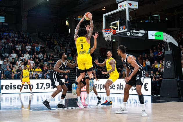 Basketball I Men s I Bundesliga I 2026–2027 Season I Preseason I Veolia Towers Hamburg vs. EWE Baskets Oldenburg I September 4, 2026 Drive and shot by Tylan Pope (9), EWE Baskets Oldenburg vs. Hamburg, Inselpark Arena, Hamburg, Germany Copyright: xLobeca Björn-OlexKehmx