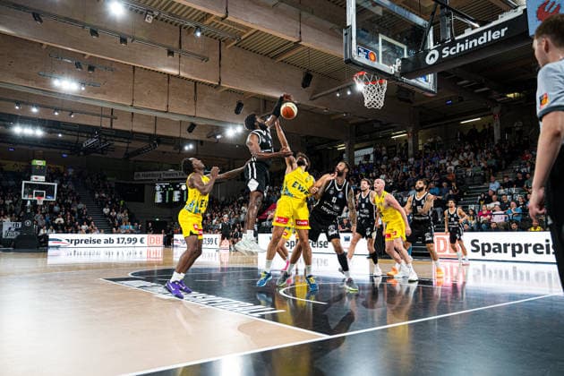Basketball I Men s I Bundesliga I 2026–2027 Season I Preseason I Veolia Towers Hamburg vs. EWE Baskets Oldenburg I September 4, 2026 Noah Thomasson 2, Veolia Towers Hamburg, Marcel Keßen 15, EWE Baskets Oldenburg battling under the basket at the Hamburg Inselpark Arena, Hamburg, Germany Copyright: xLobeca Björn-OlexKehmx