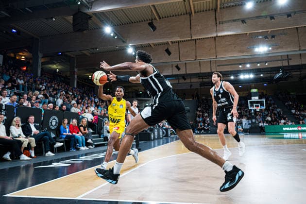 Basketball I Men s I Bundesliga I 2026–2027 Season I Preseason I Veolia Towers Hamburg vs. EWE Baskets Oldenburg I September 4, 2026 Nicolas Pavrette 22, Veolia Towers Hamburg, Jeremy Roach 5, EWE Baskets Oldenburg Hamburg Inselpark Arena Hamburg, Germany Copyright: xLobeca Björn-OlexKehmx