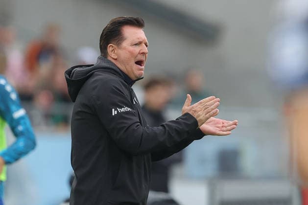 04.09.2026, xtgx, Fussball 2. Bundesliga, Hannover 96 - Karlsruher SC, v.l. Christian Titz (Hannover, Trainer) gibt Anweisungen, gestikuliert mit den Armen, gesticulate, gives instructions (DFL DFB REGULATIONS PROHIBIT ANY USE OF PHOTOGRAPHS as IMAGE SEQUENCES and or QUASI-VIDEO) Hannover *** September 4, 2026, xtgx, Soccer, 2. Bundesliga, Hannover 96 vs. Karlsruher SC, from left: Christian Titz (Hannover), coach giving instructions, gesturing with his arms, gesticulate, gives instructions. DFL and DFB regulations prohibit any use of photographs as image sequences and or quasi-video. Hannover