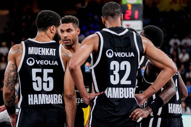 Germany easyCredit BBL, Season Opener: Veolia Towers Hamburg vs. EWE Baskets Oldenburg, Inselpark Arena, Hamburg; Kenneth Ogbe, Veolia Towers Hamburg, 25; David Muenkat, Veolia Towers Hamburg, 55 Copyright: xStefanxTrochax