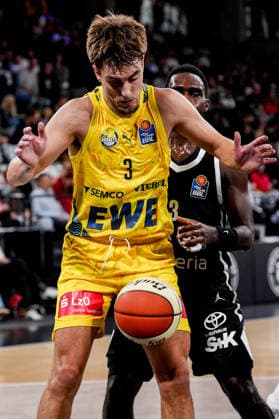 Germany s easyCredit BBL, Season Opener: Veolia Towers Hamburg vs. EWE Baskets Oldenburg at Inselpark Arena, Hamburg; Zach Ensminger, EWE Baskets Oldenburg, 3; Osaro Juergen Rich, Veolia Towers Hamburg, 3 Copyright: xStefanxTrochax