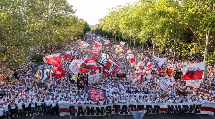 2026.09.04, Deutschland, Stuttgart Fußball VfB Stuttgart vs. 1. FC Köln, Fanmarsch Gemäß den Vorgaben der DFL Deutsche Fußball Liga ist es untersagt, in dem Stadion und oder vom Spiel angefertigte Fotoaufnahmen in Form von Sequenzbildern und oder videoähnlichen Fotostrecken zu verwerten bzw. verwerten zu lassen. DFL, DFB regulations prohibit any use of photographs as image sequences and or quasi-video. *** September 4, 2026, Germany, Stuttgart: Soccer – VfB Stuttgart vs. 1. FC Köln, Fan March: In accordance with the regulations of the DFL (German Soccer League), it is prohibited to use or allow the use of photographs taken in the stadium and or during the game in the form of image sequences and or video-like photo series. DFL and DFB regulations prohibit any use of photographs as image sequences and or quasi-video content.