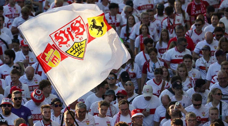 2026.09.04, Deutschland, Stuttgart Fußball VfB Stuttgart vs. 1. FC Köln, Fanmarsch Gemäß den Vorgaben der DFL Deutsche Fußball Liga ist es untersagt, in dem Stadion und oder vom Spiel angefertigte Fotoaufnahmen in Form von Sequenzbildern und oder videoähnlichen Fotostrecken zu verwerten bzw. verwerten zu lassen. DFL, DFB regulations prohibit any use of photographs as image sequences and or quasi-video. *** September 4, 2026, Germany, Stuttgart: Soccer – VfB Stuttgart vs. 1. FC Köln, Fan March: In accordance with the regulations of the DFL (German Soccer League), it is prohibited to use or allow the use of photographs taken in the stadium and or during the game in the form of image sequences and or video-like photo series. DFL and DFB regulations prohibit any use of photographs as image sequences and or quasi-video content.