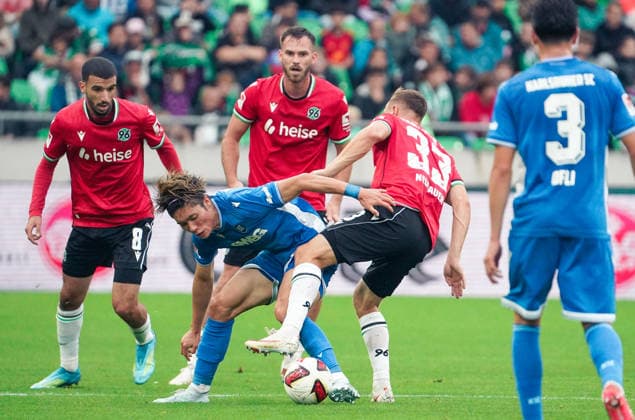 Deutschland: Fussball 2.Bundesliga 2026 2027, 4. Spieltag - Hannover 96 vs Karlsruher SC - Heinz von Heiden Arena Stadion (Hannover): im Zweikampf Shio Fukuda (Karlsruher SC, 13) Maurice Neubauer (Hannover 96, 33) *** Germany Soccer 2. Bundesliga 2026–2027, Matchday 4: Hannover 96 vs. Karlsruher SC at Heinz von Heiden Arena in Hannover—Shio Fukuda (Karlsruher SC) and Maurice Neubauer (Hannover 96) in a tackle, 13 and 33 respectively Copyright: xAymanxAlahmedx