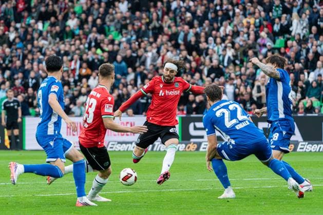 Hannover, Deutschland 04. September 2026: 2. BL - 2026 2027 - Sp. 4 - Hannover 96 gegen Karlsruher SC Im Bild: v. li. im Zweikampf Deniz Ofli (KSC), Maurice Neubauer (H96), Stefan Teitur Thordarson (H96), Christoph Kobald (KSC) und Marcel Franke (KSC) DFL DFB regulations prohibit any use of photographs as image sequences and or quasi-video Heinz von Heiden Arena Niedersachsen *** Hanover, Germany, September 4, 2026, 2nd Bundesliga 2026–2027, Matchday 4: Hannover 96 vs. Karlsruher SC. Pictured, from left, in a tackle: Deniz Ofli (KSC), Maurice Neubauer (H96), Stefan Teitur Thordarson (H96), Christoph Kobald (KSC), and Marcel Franke (KSC). DFL and DFB regulations prohibit any use of photographs as image sequences and or quasi-video. Heinz von Heiden Arena, Lower Saxony Copyright: xFotostandx xKruczynskix