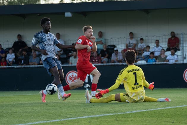 September 4, 2026, xhfmx, Regional League Southwest soccer, Eintracht Frankfurt II vs. FC Astoria Walldorf: Marcel Carl of FC Astoria Walldorf falls short against Amil Siljevic of Eintracht Frankfurt U21 Dreieich