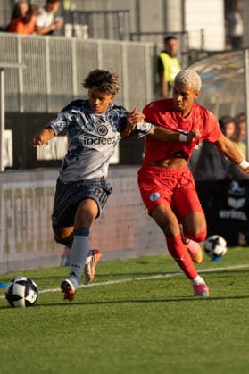 September 4, 2026, xhfmx, Regionalliga Southwest soccer, Eintracht Frankfurt II vs. FC Astoria Walldorf; l Marvin Dills of Eintracht Frankfurt U21 in a tackle with Kenny Freßle of FC Astoria Walldorf, Dreieich