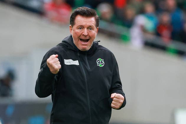 2. Bundesliga - Hannover 96 - Karlsruher SC am 04.09.2026 in der Heinz von Heiden Arena in Hannover Trainer Christian Titz (Hannover) gestikuliert *** 2. Bundesliga: Hannover 96 vs. Karlsruher SC on September 4, 2026, at the Heinz von Heiden Arena in Hannover; Coach Christian Titz of Hannover gestures MH