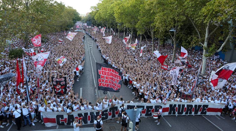 2026.09.04, Deutschland, Stuttgart Fußball VfB Stuttgart vs. 1. FC Köln, Fanmarsch Gemäß den Vorgaben der DFL Deutsche Fußball Liga ist es untersagt, in dem Stadion und oder vom Spiel angefertigte Fotoaufnahmen in Form von Sequenzbildern und oder videoähnlichen Fotostrecken zu verwerten bzw. verwerten zu lassen. DFL, DFB regulations prohibit any use of photographs as image sequences and or quasi-video. *** September 4, 2026, Germany, Stuttgart: Soccer – VfB Stuttgart vs. 1. FC Köln, Fan March: In accordance with the regulations of the DFL (German Soccer League), it is prohibited to use or allow the use of photographs taken in the stadium and or during the game in the form of image sequences and or video-like photo series. DFL and DFB regulations prohibit any use of photographs as image sequences and or quasi-video sequences.