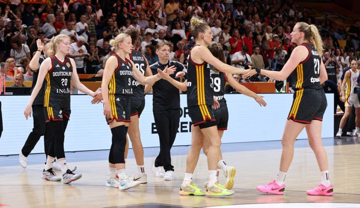 Frieda Bühner, Emma Eichmeyer, Bundestrainer Olaf Lange, Leonie Fiebich, Marie Guelich, deutsche Mannschaft enttäuscht nach Spielende Enttäuschung Basketball FIBA World Cup Weltmeisterschaft Frauen Saison 2026 2027 04.09.2026 DBB Deutschland GER vs Spanien ESP *** Frieda Bühner, Emma Eichmeyer, national team coach Olaf Lange, Leonie Fiebich, Marie Guelich, German team disappointed after the game Disappointment Sports Basketball FIBA World Cup Women s World Championship Season 2026 2027 April 9, 2026 DBB Germany GER vs. Spain ESP