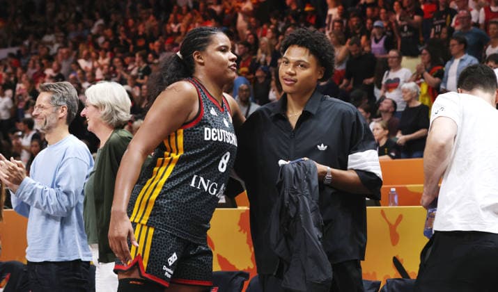 Nyara Sabally und Jack Kayil (Alba) nach Spielende Basketball FIBA World Cup Weltmeisterschaft Frauen Saison 2026 2027 04.09.2026 DBB Deutschland GER vs Spanien ESP *** Nyara Sabally and Jack Kayil Alba after the game: Sports, Basketball, FIBA World Cup, Women s World Championship, 2026–2027 season, April 9, 2026, DBB, Germany (GER) vs. Spain (ESP)