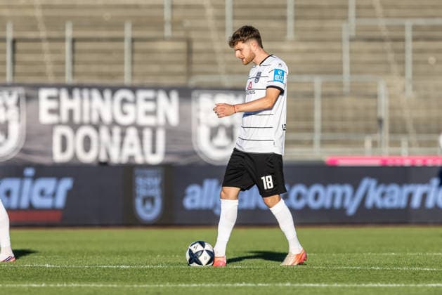 SSV Ulm 1846 Soccer vs. SGV Freiberg Heilbronn, Soccer, Regionalliga Southwest, Matchday 5, Donaustadion, Ulm, September 4, 2026—Disappointment after the 0–1 loss. Steffen Meuer, SSV Ulm 1846 Soccer, No. 18 on his way to kickoff. SSV Ulm 1846 Soccer vs. SGV Freiberg Heilbronn, Soccer, Regionalliga Southwest, Matchday 5, Donaustadion Ulm, September 26, 2004. Photo by Lucca Fundel, Ulm, Donaustadion, Baden-Württemberg, Germany