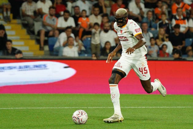 September 4, 2026, Basaksehir, Istanbul, Turkey: Victor Osimhen (C) of Galatasaray controls the ball during the Turkish Super League 2026 27 match between Basaksehir and Galatasaray at the Basaksehir Fatih Terim Stadium in Istanbul, Turkey, on September 4, 2026. Turkish Super League 2026 27 - Basaksehir Vs Galatasaray  - ZUMAu194 20260904_zip_u194_016 Copyright: xTolgaxUluturkx