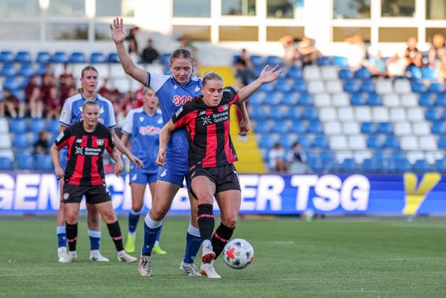 GER, Sinsheim, TSG Hoffenheim vs Bayer 04 Leverkusen, Google Pixel Frauen Bundesliga, Fussball, DFB, Spielzeit 2026 2027, Dietmar Hopp Stadion, 3. Spieltag im Bild v.l.: Jonna van de Velde (TSG Hoffenheim Frauen 25), Cornelia Kramer (Bayer 04 Leverkusen Frauen 7) DFB DFL REGULATIONS PROHIBIT ANY USE OF PHOTOGRAPHS AS IMAGE SEQUENCES AND OR QUASI-VIDEO, 04.09.2026 *** GER, Sinsheim, TSG Hoffenheim vs. Bayer 04 Leverkusen, Google Pixel Women s Bundesliga, Soccer, DFB, 2026–2027 Season, Dietmar Hopp Stadium, Matchday 3 in pictures (from left): Jonna van de Velde, TSG Hoffenheim Women, 25, Cornelia Kramer, Bayer 04 Leverkusen Women, 7. DFB and DFL regulations prohibit any use of photographs as image sequences and or quasi-video. April 9, 2026 Copyright: HMBxMedia HendrikxHamelau