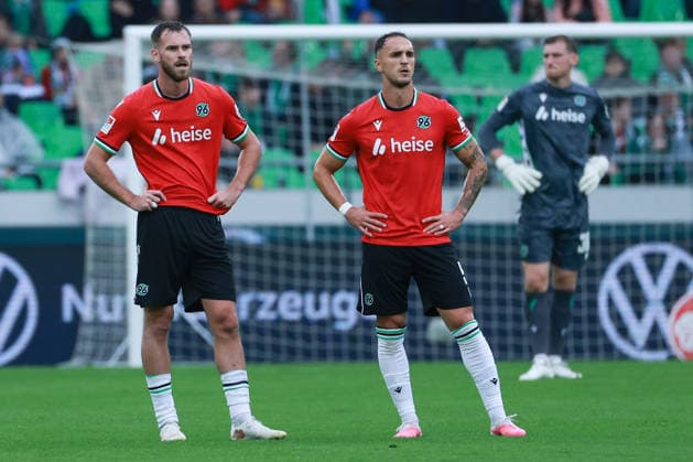 2. Bundesliga - Hannover 96 - Karlsruher SC am 04.09.2026 in der Heinz von Heiden Arena in Hannover Boris Tomiak (Hannover 3) und Virgil Ghita (Hannover 5) *** 2. Bundesliga: Hannover 96 vs. Karlsruher SC on September 4, 2026, at the Heinz von Heiden Arena in Hannover; Boris Tomiak (Hannover 3) and Virgil Ghita (Hannover 5) MH