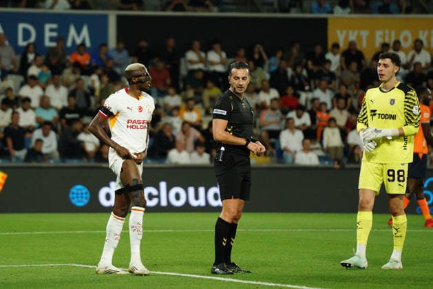 September 4, 2026, Basaksehir, Istanbul, Turkey: Victor Osimhen (C-L) of Galatasaray was injured and left the pitch during the Turkish Super League 2026 27 match between Basaksehir and Galatasaray at the Basaksehir Fatih Terim Stadium in Istanbul, Turkey, on September 4, 2026. Basaksehir Turkey - ZUMAu194 20260904_zip_u194_019 Copyright: xTolgaxUluturkx