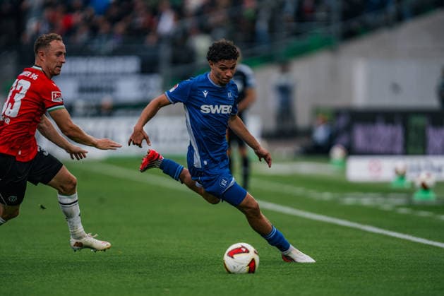 Deutschland: 2. Bundesliga 2026 - 2027, 4. Spieltag - Hannover 96 vs Karlsruher SC - Heinz von Heiden Arena (Hannover): Louey Ben Farhat (Karlsruher SC, 19) am Ball *** Germany 2. Bundesliga 2026–2027, Matchday 4: Hannover 96 vs. Karlsruher SC at Heinz von Heiden Arena in Hannover; Louey Ben Farhat (Karlsruher SC) has the ball at 7 p.m. Copyright: xTomxLauruschkatx