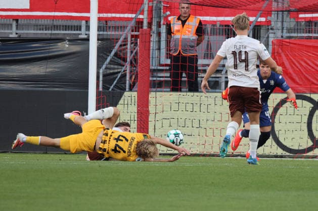 Red card right at the start of the game: Elias Decker (FC Ingolstadt 04, No. 4) fouled Jonas Oehmichen (Alemannia Aachen, No. 44) during the match between FC Ingolstadt 04 and Alemannia Aachen on September 4, 2026, DFB regulations prohibit any use of photographs as image sequences and or quasi-video. GER, Soccer, 3. Liga, Matchday 4, FC Ingolstadt 04 vs. Alemannia Aachen, September 4, 2026, Audi Sportpark Ingolstadt Copyright: xEibner-Pressefoto OliverxSTRISCHx EP-OSH
