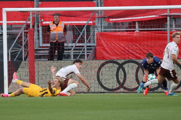 Red card right at the start of the game: Elias Decker (FC Ingolstadt 04, No. 4) fouled Jonas Oehmichen (Alemannia Aachen, No. 44) during the match between FC Ingolstadt 04 and Alemannia Aachen on September 4, 2026, DFB regulations prohibit any use of photographs as image sequences and or quasi-video. GER, Soccer, 3. Liga, Matchday 4, FC Ingolstadt 04 vs. Alemannia Aachen, September 4, 2026, Audi Sportpark Ingolstadt Copyright: xEibner-Pressefoto OliverxSTRISCHx EP-OSH
