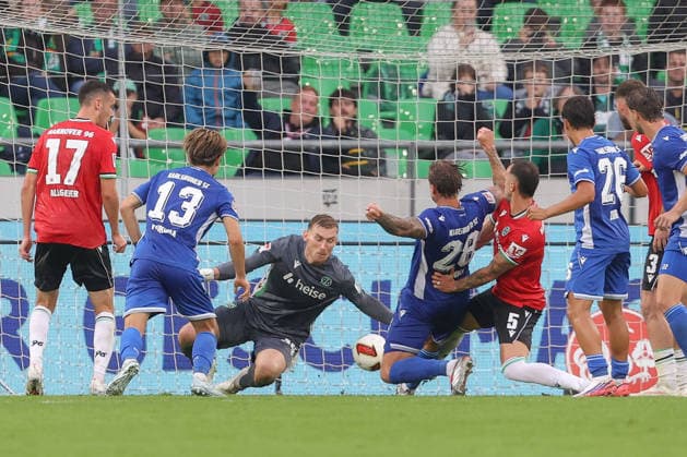 04.09.2026, xtgx, Fussball 2. Bundesliga, Hannover 96 - Karlsruher SC, v.l. Leo Weinkauf (Hannover, 30) Parade, haelt den Ball, faengt den Ball, pariert (DFL DFB REGULATIONS PROHIBIT ANY USE OF PHOTOGRAPHS as IMAGE SEQUENCES and or QUASI-VIDEO) Hannover *** September 4, 2026, xtgx, Soccer, 2. Bundesliga, Hannover 96 vs. Karlsruher SC, from left: Leo Weinkauf (Hannover), 30, makes a save, stops the ball, catches the ball. DFL and DFB regulations prohibit any use of photographs as image sequences and or quasi-video. Hannover