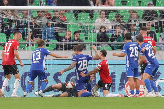 04.09.2026, xtgx, Fussball 2. Bundesliga, Hannover 96 - Karlsruher SC, v.l. Leo Weinkauf (Hannover, 30) Parade, haelt den Ball, faengt den Ball, pariert (DFL DFB REGULATIONS PROHIBIT ANY USE OF PHOTOGRAPHS as IMAGE SEQUENCES and or QUASI-VIDEO) Hannover *** September 4, 2026, xtgx, Soccer, 2. Bundesliga, Hannover 96 vs. Karlsruher SC, from left: Leo Weinkauf (Hannover), 30, makes a save, stops the ball, catches the ball. DFL and DFB regulations prohibit any use of photographs as image sequences and or quasi-video. Hannover