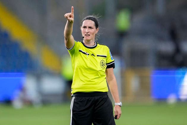 Naemi Breier (Schiedsrichterin), gibt Anweisungen, gestikuliert, mit den Armen gestikulieren, Einzelbild, Einzelfoto, Aktion, Action, 04.09.2026, Sinsheim (Hoffenheim) (Deutschland), Fussball, Google Pixel Frauen-Bundesliga, TSG 1899 Hoffenheim - Bayer 04 Leverkusen, DFB DFL REGULATIONS PROHIBIT ANY USE OF PHOTOGRAPHS AS IMAGE SEQUENCES AND OR QUASI-VIDEO. *** Naemi Breier, referee, giving instructions, gesturing with her arms, single frame, single photo, action, 04 09 2026, Sinsheim, Hoffenheim, Germany, soccer, Google Pixel Women s Bundesliga, TSG 1899 Hoffenheim vs. Bayer 04 Leverkusen, DFB and DFL regulations prohibit any use of photographs as image sequences and or quasi-video xozx