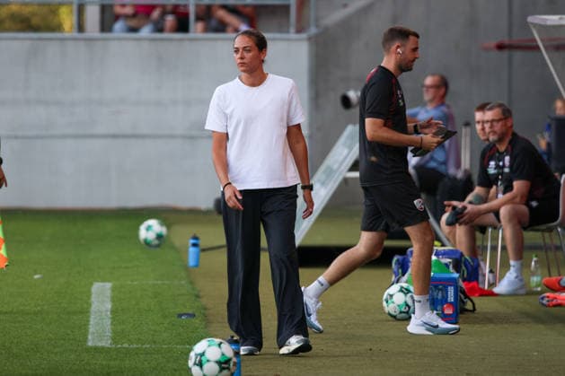 Things are starting to get uncomfortable in the stadium for coach Sabrina Wittmann, head coach of FC Ingolstadt 04, during the match between FC Ingolstadt 04 and Alemannia Aachen on September 4, 2026, DFB regulations prohibit any use of photographs as image sequences and or quasi-video. GER, Soccer, 3. Liga, Matchday 4, FC Ingolstadt 04 vs. Alemannia Aachen, September 4, 2026, Audi Sportpark Ingolstadt Copyright: xEibner-Pressefoto OliverxSTRISCHx EP-OSH