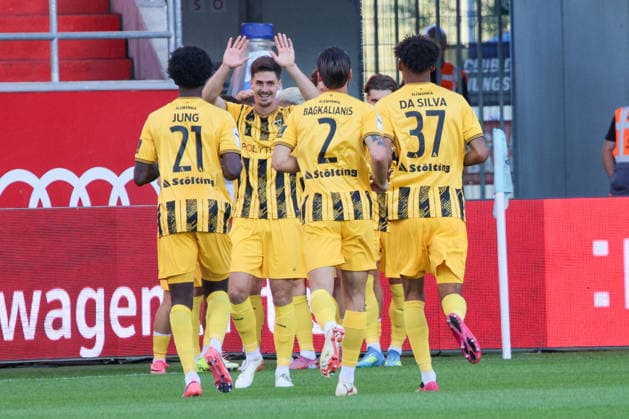 Mika Schroers of Alemannia Aachen, No. 27, is celebrated by his teammates after scoring the goal that made the score 0–2 during the match between FC Ingolstadt 04 and Alemannia Aachen on September 4, 2026, DFB regulations prohibit any use of photographs as image sequences and or quasi-video. GER, Soccer, 3. Liga, Matchday 4, FC Ingolstadt 04 vs. Alemannia Aachen, September 4, 2026, Audi Sportpark Ingolstadt Copyright: xEibner-Pressefoto OliverxSTRISCHx EP-OSH