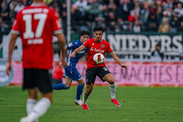 Deutschland: 2. Bundesliga 2026 - 2027, 4. Spieltag - Hannover 96 vs Karlsruher SC - Heinz von Heiden Arena (Hannover): Husseyn Chakroun (Hannover 96, 14) am Ball *** Germany 2. Bundesliga 2026–2027, Matchday 4: Hannover 96 vs. Karlsruher SC, Heinz von Heiden Arena, Hannover; Husseyn Chakroun (Hannover 96), 14th on the ball Copyright: xTomxLauruschkatx