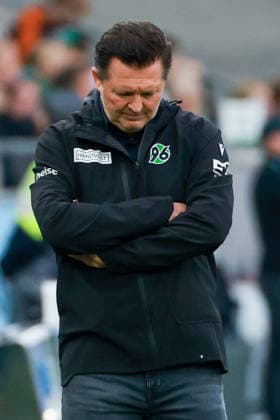 2. Bundesliga - Hannover 96 - Karlsruher SC am 04.09.2026 in der Heinz von Heiden Arena in Hannover Trainer Christian Titz (Hannover) nachdenklich *** 2. Bundesliga: Hannover 96 vs. Karlsruher SC on September 4, 2026, at Heinz von Heiden Arena in Hannover; Coach Christian Titz of Hannover looks pensive MH