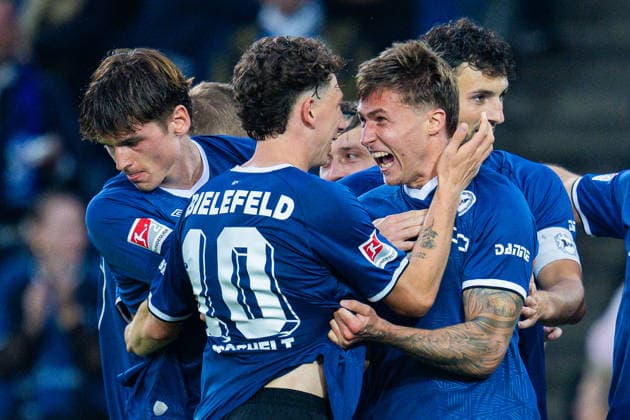 04.09.2026 - Fußball, 2026 2027, 2. Bundesliga, 4. Spieltag, DSC Arminia Bielefeld - FC St. Pauli: (2R) Joel Grodowski (Bielefeld) jubelt nach seinem Tor zum 2:1 mit (L-R) Maximilian Großer (Bielefeld), Jannik Rochelt (Bielefeld), Maximilian Bauer (Bielefeld) DFL REGULATIONS PROHIBIT ANY USE OF PHOTOGRAPHS AS IMAGE SEQUENCES AND OR QUASI-VIDEO. *** September 4, 2026 Soccer, 2026–2027, 2. Bundesliga, Matchday 4, DSC Arminia Bielefeld vs. FC St. Pauli. 2nd half: Joel Grodowski of Bielefeld celebrates after scoring the goal to make it 2–1, with (L–R) Maximilian Großer of Bielefeld, Jannik Rochelt (Bielefeld), Maximilian Bauer (Bielefeld). DFL regulations prohibit any use of photographs as image sequences and or quasi-video.