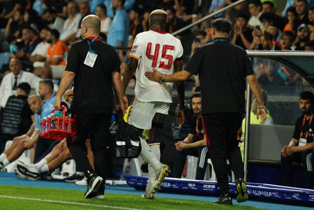 September 4, 2026, Basaksehir, Istanbul, Turkey: Victor Osimhen (C) of Galatasaray was injured and left the pitch during the Turkish Super League 2026 27 match between Basaksehir and Galatasaray at the Basaksehir Fatih Terim Stadium in Istanbul, Turkey, on September 4, 2026. Basaksehir Turkey - ZUMAu194 20260904_zip_u194_025 Copyright: xTolgaxUluturkx