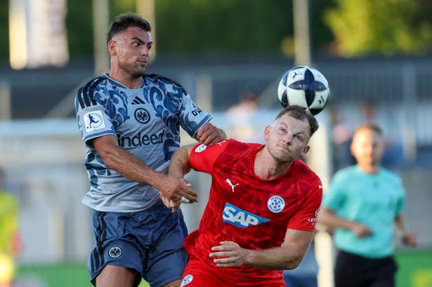 Soccer Southwest Region: Eintracht Frankfurt II vs. FC Astoria Walldorf 04 09 26, Lukas Sonnenwald (Eintracht), Roman Hauk (Walldorf),