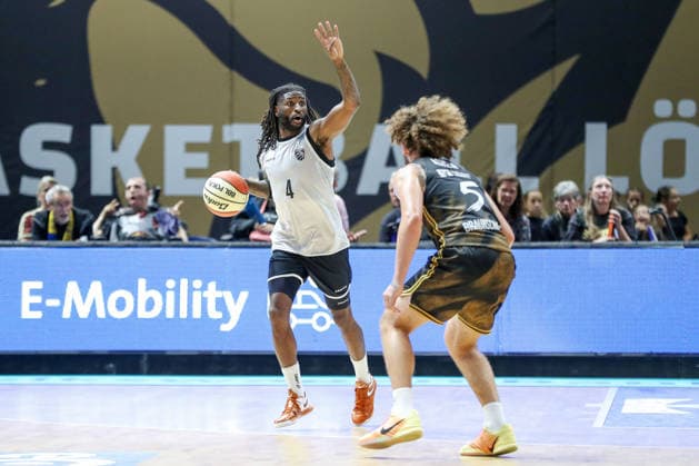 September 4, 2026, xgox, Basketball Exhibition Game: Basketball, Loewen Braunschweig vs. Bamberg Baskets, emspor, from left: Jordan Jones (Bamberg), No. 4 with the ball, plays the ball (Braunschweig)
