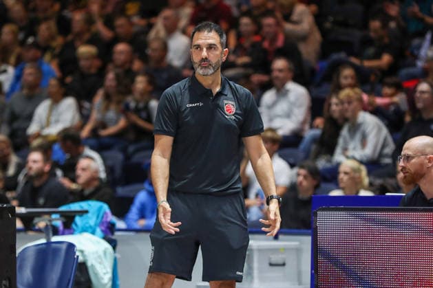 September 4, 2026, xgox, Basketball exhibition game: Basketball, Löwen Braunschweig vs. Bamberg Baskets, emspor, from left: Jesus Ramirez (Bamberg); coach gives instructions, gesturing with his arms, gesticulate, gives instructions, Braunschweig