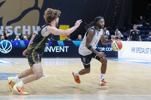 September 4, 2026, xgox, Basketball Exhibition Game: Basketball, Löwen Braunschweig vs. Bamberg Baskets, emspor, from left: Jordan Jones (Bamberg), No. 4 with the ball, plays the ball (Braunschweig)