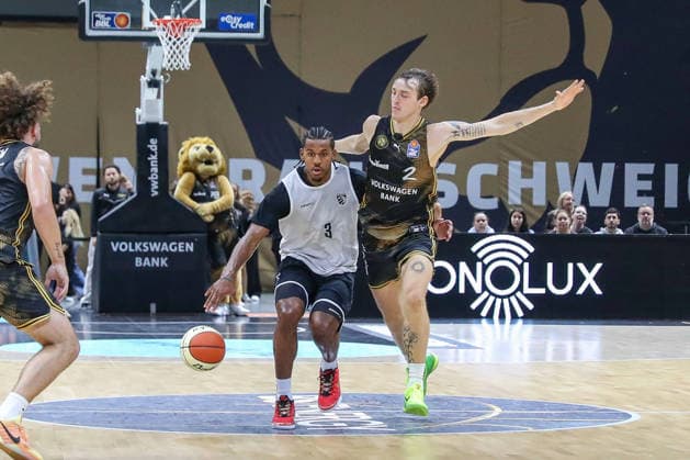 September 4, 2026, xgox, Basketball Exhibition Game: Basketball, Loewen Braunschweig vs. Bamberg Baskets, emspor, from left: Jordan Jones (Bamberg), 4, Benjamin Schröder (Braunschweig), 2; duel, battle, tackle, Braunschweig