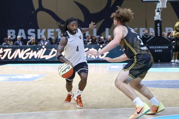 September 4, 2026, xgox, Basketball Exhibition Game: Basketball, Löwen Braunschweig vs. Bamberg Baskets, emspor, from left: Jordan Jones (Bamberg), No. 4 with the ball, plays the ball (Braunschweig)