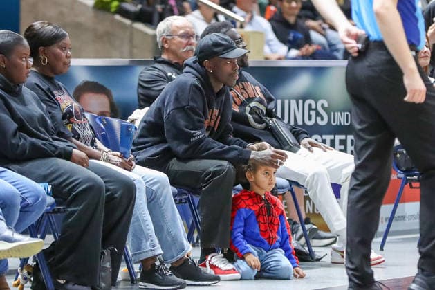 September 4, 2026, xgox, Basketball Exhibition Game: Basketball, Loewen Braunschweig vs. Bamberg Baskets, emspor, from left: Dennis Schröder watches the exhibition game in Braunschweig